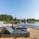 Hausboot Joana 보트호텔 *